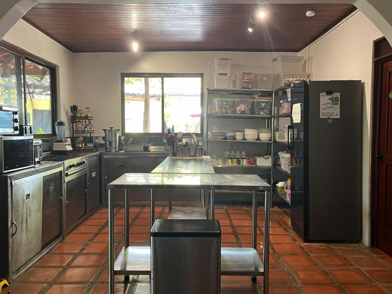 Хостел Tamarindo Backpackers Экстерьер фото