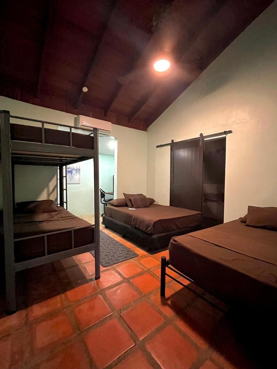 Хостел Tamarindo Backpackers Экстерьер фото